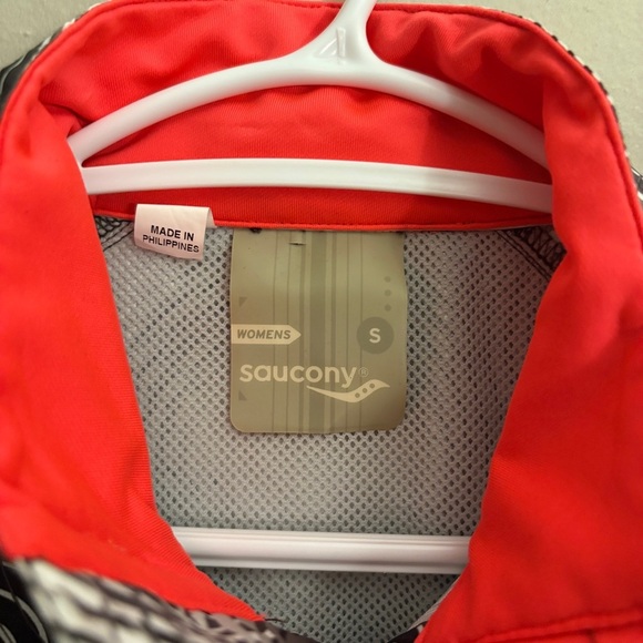 Saucony Black & White Swirl Running Jacket with Vibrant Coral Accents - Picture 5 of 16